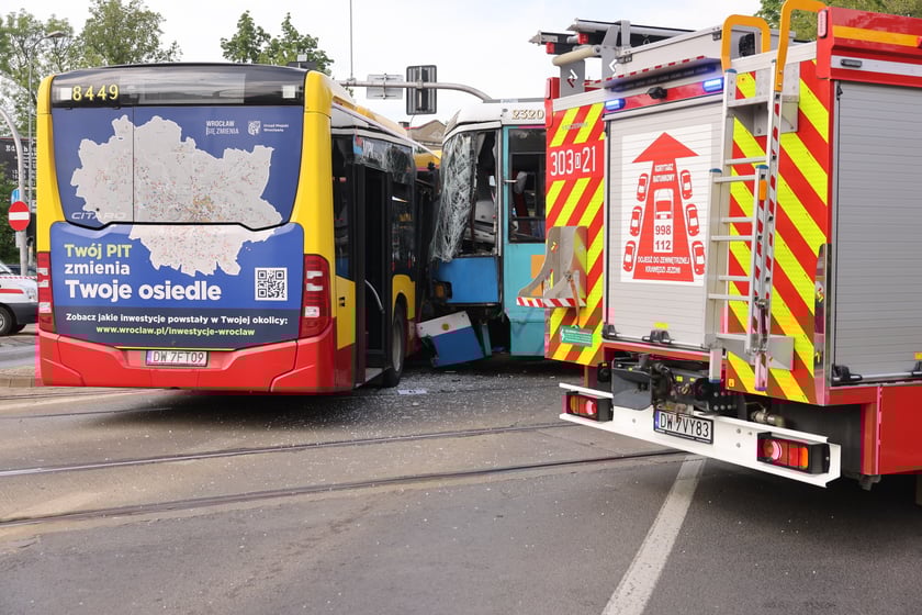 Wypadek na Kochanowskiego z udziałem autobusu i tramwaju