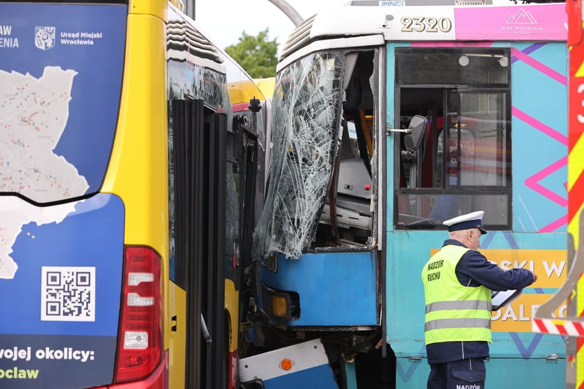 Wypadek na Kochanowskiego z udziałem autobusu i tramwaju