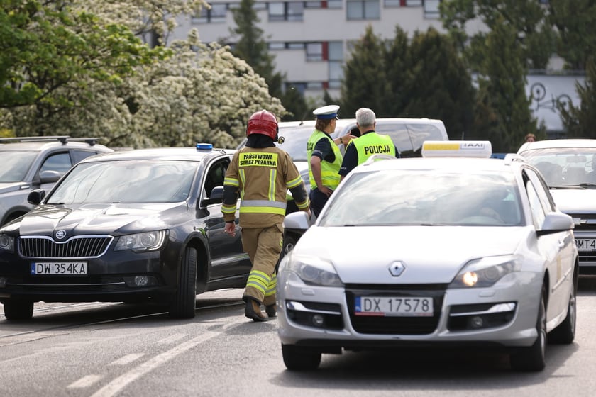Wypadek na Kochanowskiego z udziałem autobusu i tramwaju