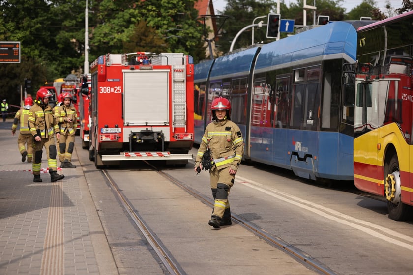 Wypadek na Kochanowskiego z udziałem autobusu i tramwaju