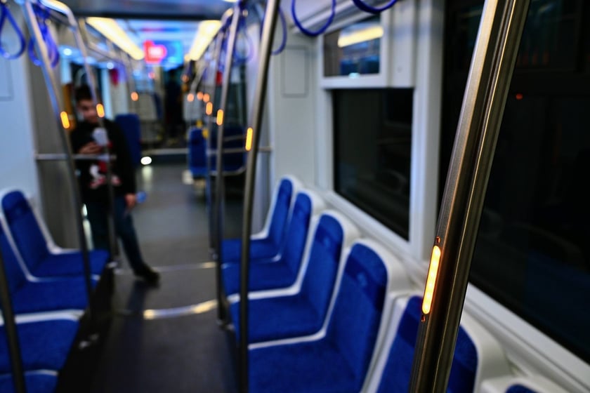 W trakcie modernizacji Skody 19T w poręczach zostały zamontowane ż&oacute;łte światełka - ułatwiają one przemieszczanie się po tramwaju osobom niedowidzącym&nbsp;