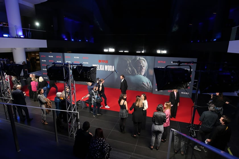 premiera serialu "Wielka woda" aktorzy: Agnieszka Żulewska, Tomasz Schuchardt, Ireneusz Czop, Anna Dymna, Tomasz Kot. wrocławianie, statyści