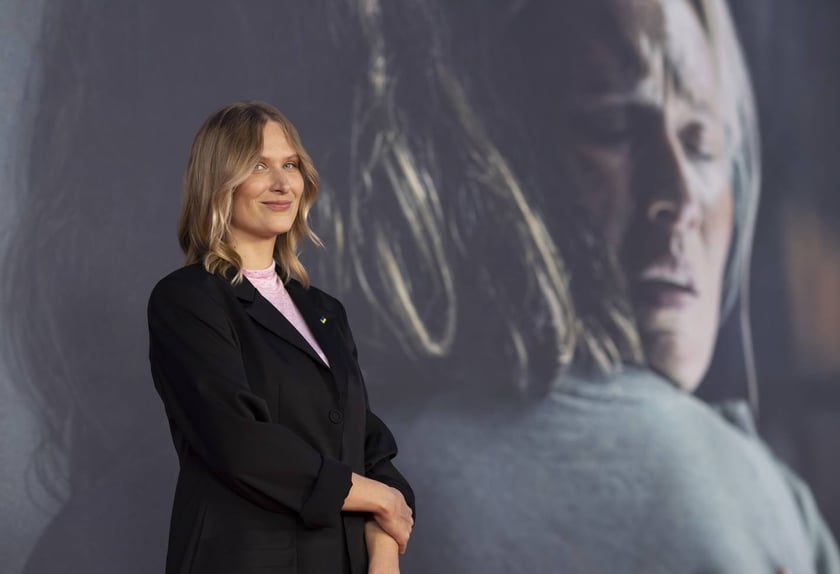 na zdjęciu aktorzy, statyści, mieszkańcy Wrocławia podczas premiery serialu Wielka woda