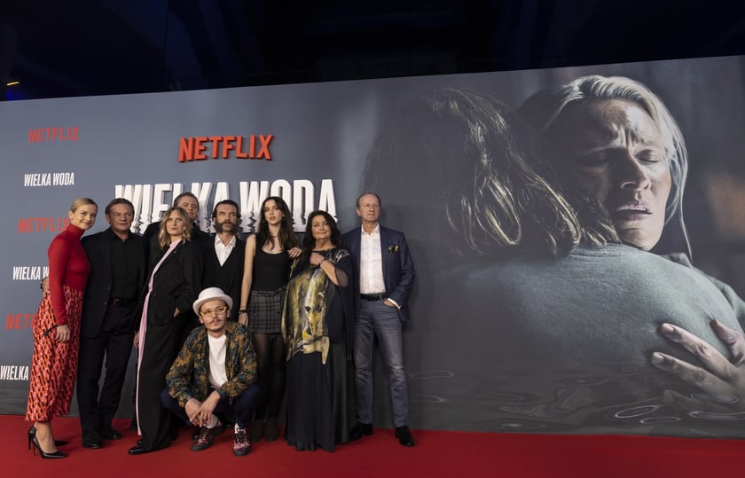 na zdjęciu aktorzy, statyści, mieszkańcy Wrocławia podczas premiery serialu Wielka woda