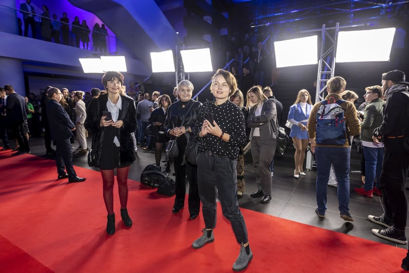 na zdjęciu aktorzy, statyści, mieszkańcy Wrocławia podczas premiery serialu Wielka woda