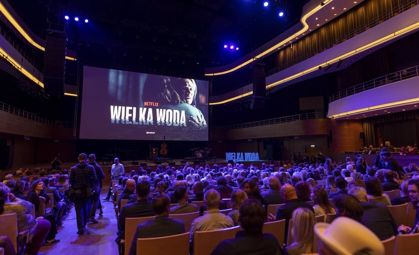 na zdjęciu aktorzy, statyści, mieszkańcy Wrocławia podczas premiery serialu Wielka woda