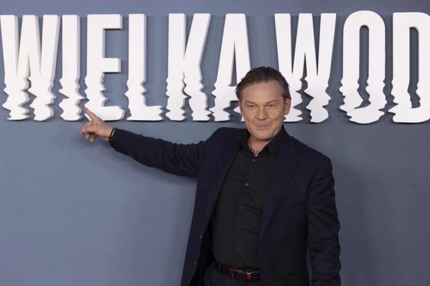 na zdjęciu aktorzy, statyści, mieszkańcy Wrocławia podczas premiery serialu Wielka woda