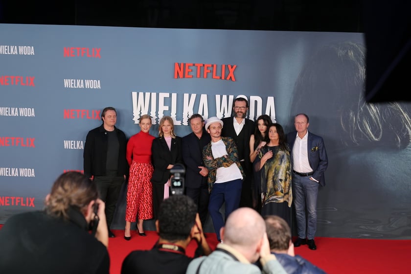 na zdjęciu aktorzy, statyści, mieszkańcy Wrocławia podczas premiery serialu Wielka woda