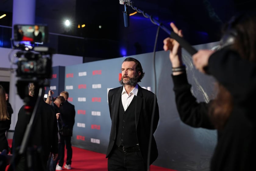 na zdjęciu aktorzy, statyści, mieszkańcy Wrocławia podczas premiery serialu Wielka woda