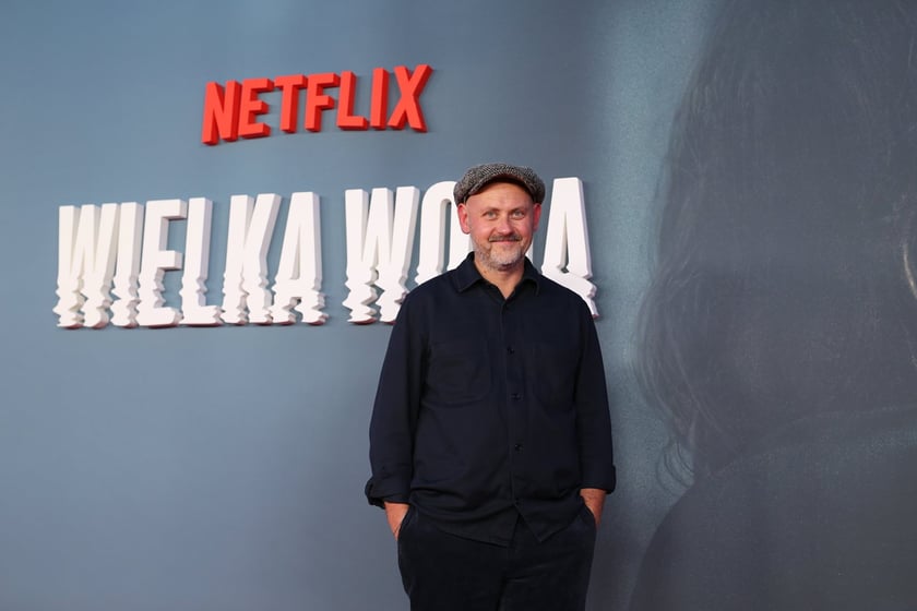 na zdjęciu aktorzy, statyści, mieszkańcy Wrocławia podczas premiery serialu Wielka woda