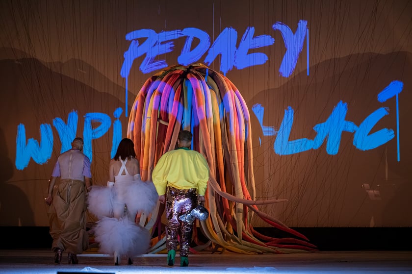 Scena z najnowszej premiery we wrocławskim Capitolu: ?Priscilla, Królowa Pustyni. Musical?. Data premiery: 7 października 2022 roku