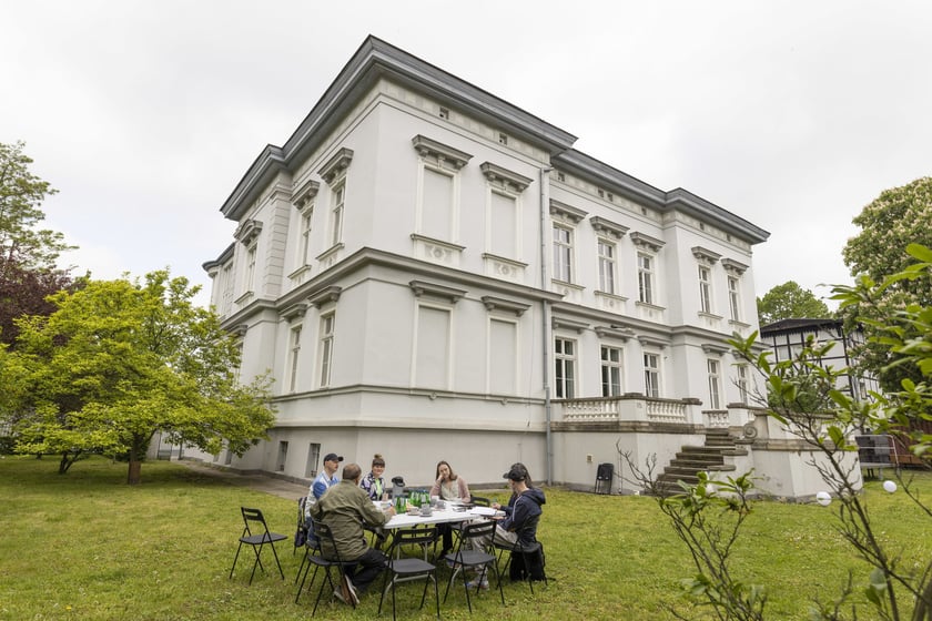 Willa z ogrodem przy al. Dębowej - siedziba Wrocławskiego Teatru Pantomimy