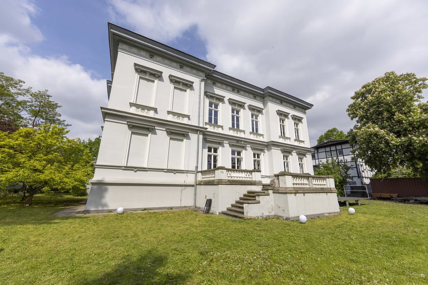 Willa z ogrodem przy al. Dębowej - siedziba Wrocławskiego Teatru Pantomimy