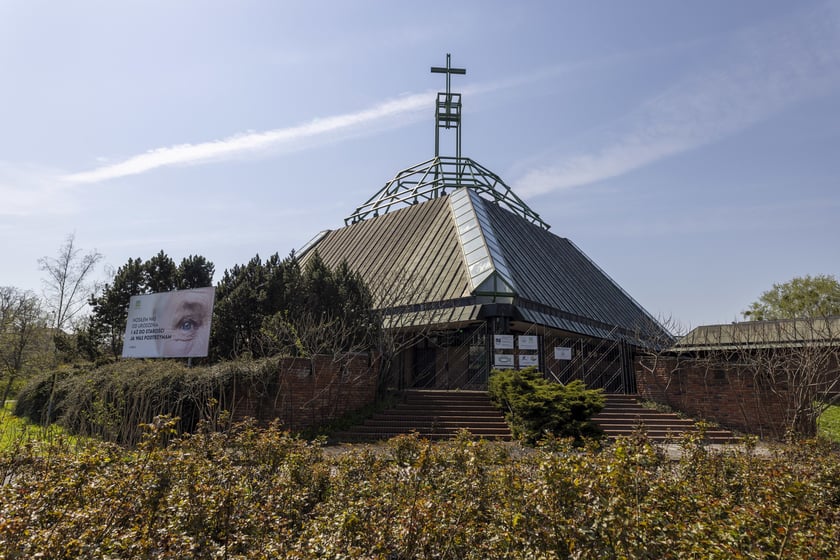 Zb&oacute;r Kościoła zielonoświątkowego zbudowano w roku 1981 na planie kwadratu. Jego dominującym elementem jest wielki dach w formie ostrosłupa o ściętym wierzchołku, zwieńczony ażurową konstrukcją stalową z wysoko wyniesionym krzyżem. P&oacute;źniej do kościoła dostawiono dwukondygnacyjną część biurowo-mieszkalną.
