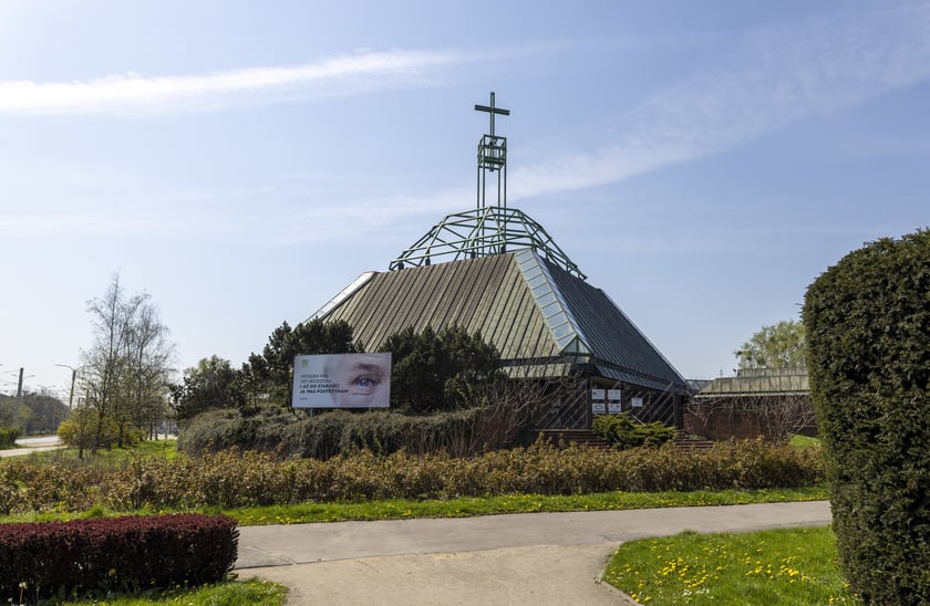 Zb&oacute;r Kościoła zielonoświątkowego zbudowano w roku 1981 na planie kwadratu. Jego dominującym elementem jest wielki dach w formie ostrosłupa o ściętym wierzchołku, zwieńczony ażurową konstrukcją stalową z wysoko wyniesionym krzyżem. P&oacute;źniej do kościoła dostawiono dwukondygnacyjną część biurowo-mieszkalną.