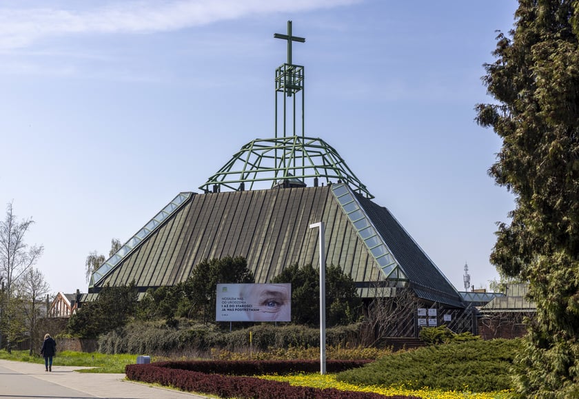 Zb&oacute;r Kościoła zielonoświątkowego zbudowano w roku 1981 na planie kwadratu. Jego dominującym elementem jest wielki dach w formie ostrosłupa o ściętym wierzchołku, zwieńczony ażurową konstrukcją stalową z wysoko wyniesionym krzyżem. P&oacute;źniej do kościoła dostawiono dwukondygnacyjną część biurowo-mieszkalną.