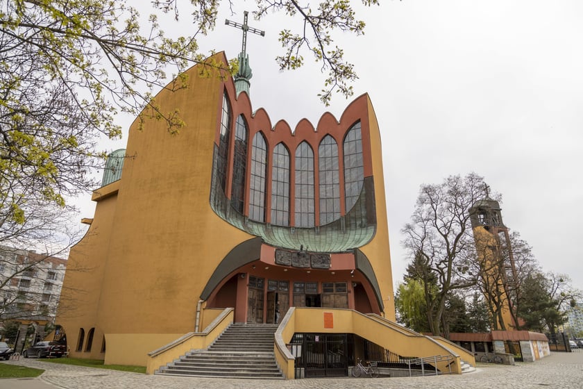 Kości&oacute;ł pw. Ducha Świętego budowano w latach 1973-1981. Prace wykończeniowe prowadzono kilka lat dłużej. W latach 1994-1995 dostawiono obok wolno stojącą, ażurową dzwonnicę.&nbsp;