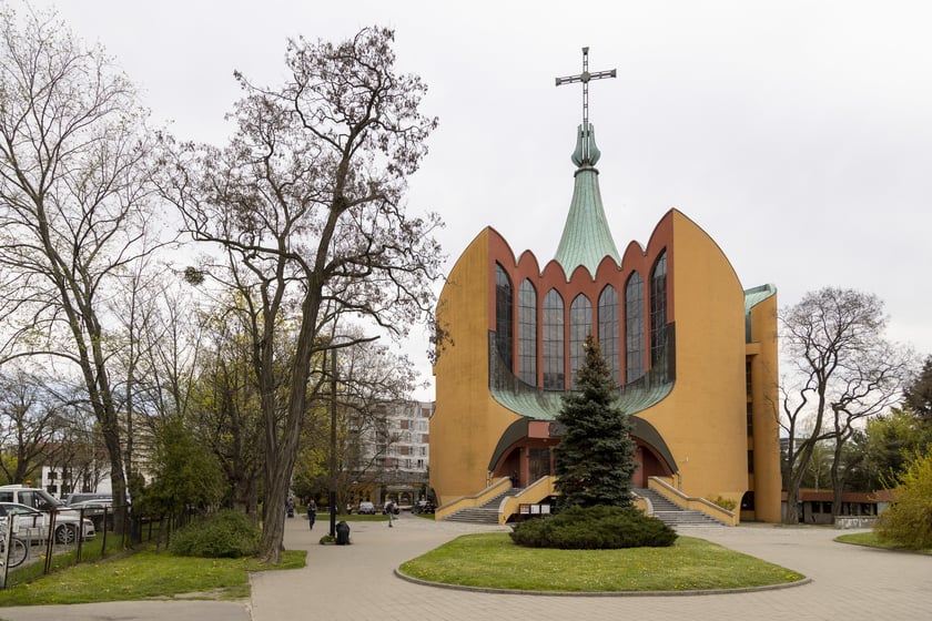 Kości&oacute;ł pw. Ducha Świętego budowano w latach 1973-1981. Prace wykończeniowe prowadzono kilka lat dłużej. W latach 1994-1995 dostawiono obok wolno stojącą, ażurową dzwonnicę.&nbsp;