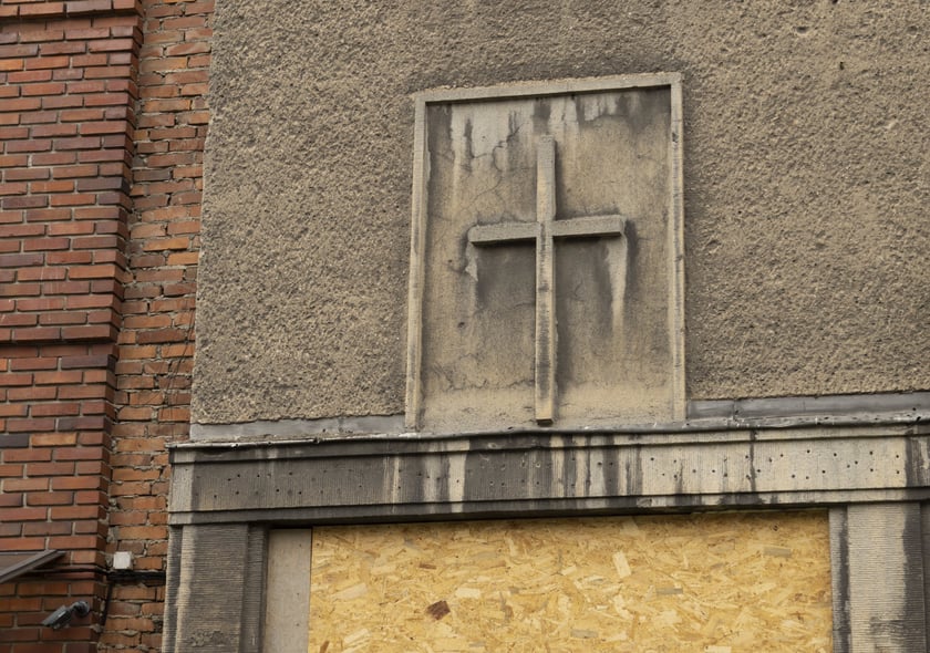 Kości&oacute;ł pw. św. Stanisława Kostki zbudowano na miejscu kaplicy ewangelickiej w latach 1984-2008. Kompozycja budowli jest asymetryczna i złożona z prostopadłościennych, monumentalnych brył o zr&oacute;żnicowanej wielkości. Przy jednym z narożnik&oacute;w stoi dzwonnica. Elewacje są wykonane z czerwonej cegły klinkierowej układającej się w kwadraty. Na szczycie fasady stoi gipsowa figura Chrystusa, kt&oacute;ra pojawiła się wbrew pomysłom architekt&oacute;w.
