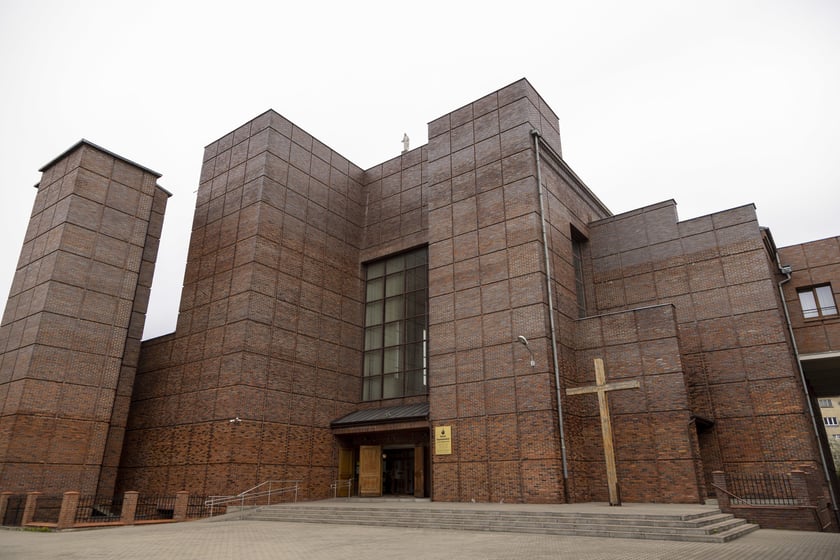 Kości&oacute;ł pw. św. Stanisława Kostki zbudowano na miejscu kaplicy ewangelickiej w latach 1984-2008. Kompozycja budowli jest asymetryczna i złożona z prostopadłościennych, monumentalnych brył o zr&oacute;żnicowanej wielkości. Przy jednym z narożnik&oacute;w stoi dzwonnica. Elewacje są wykonane z czerwonej cegły klinkierowej układającej się w kwadraty. Na szczycie fasady stoi gipsowa figura Chrystusa, kt&oacute;ra pojawiła się wbrew pomysłom architekt&oacute;w.