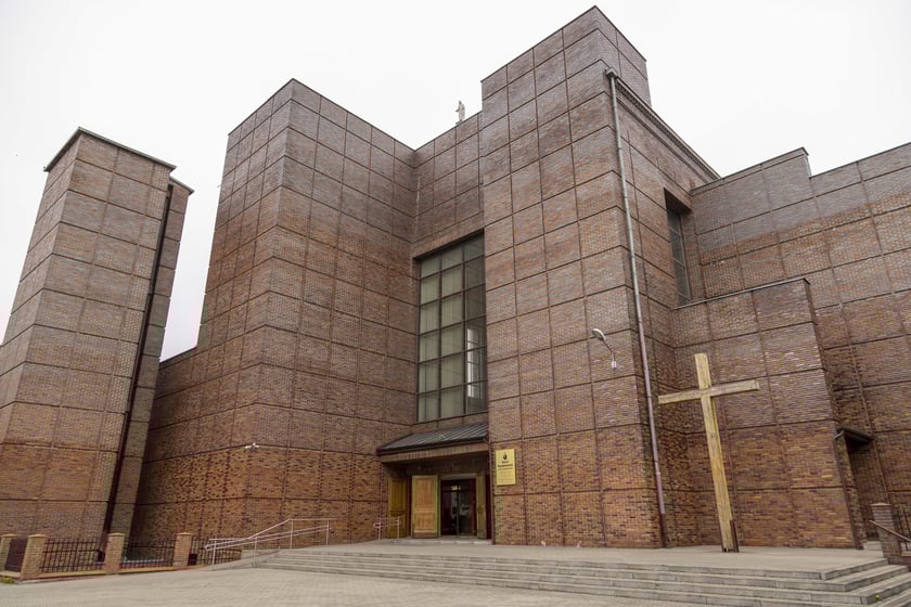 Kości&oacute;ł pw. św. Stanisława Kostki zbudowano na miejscu kaplicy ewangelickiej w latach 1984-2008. Kompozycja budowli jest asymetryczna i złożona z prostopadłościennych, monumentalnych brył o zr&oacute;żnicowanej wielkości. Przy jednym z narożnik&oacute;w stoi dzwonnica. Elewacje są wykonane z czerwonej cegły klinkierowej układającej się w kwadraty. Na szczycie fasady stoi gipsowa figura Chrystusa, kt&oacute;ra pojawiła się wbrew pomysłom architekt&oacute;w.
