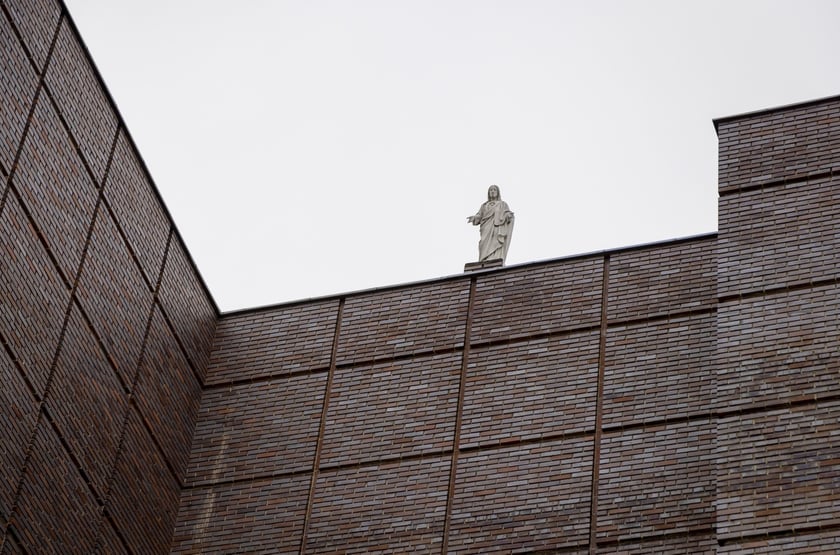 Kości&oacute;ł pw. św. Stanisława Kostki zbudowano na miejscu kaplicy ewangelickiej w latach 1984-2008. Kompozycja budowli jest asymetryczna i złożona z prostopadłościennych, monumentalnych brył o zr&oacute;żnicowanej wielkości. Przy jednym z narożnik&oacute;w stoi dzwonnica. Elewacje są wykonane z czerwonej cegły klinkierowej układającej się w kwadraty. Na szczycie fasady stoi gipsowa figura Chrystusa, kt&oacute;ra pojawiła się wbrew pomysłom architekt&oacute;w.