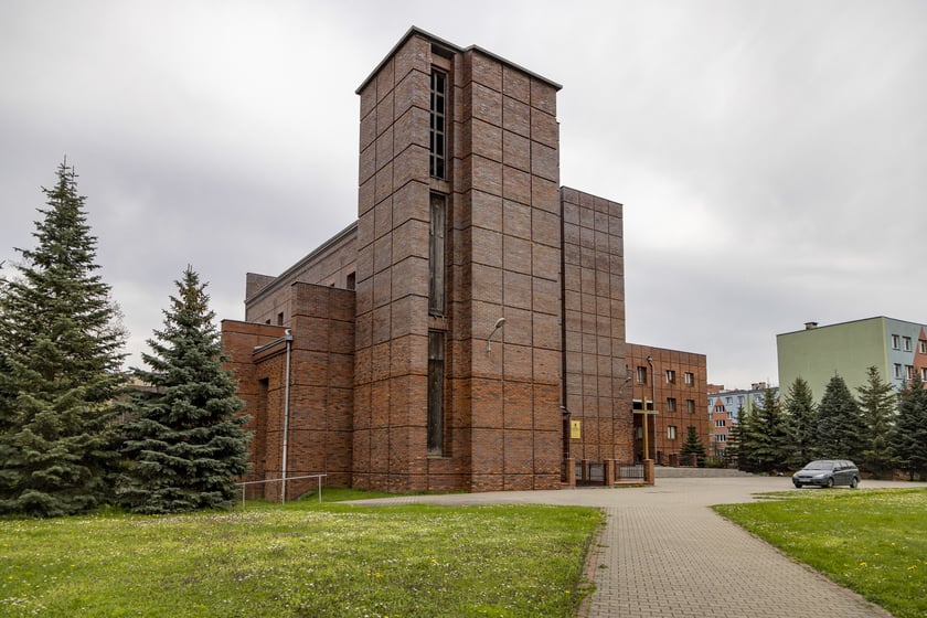 Kości&oacute;ł pw. św. Stanisława Kostki zbudowano na miejscu kaplicy ewangelickiej w latach 1984-2008. Kompozycja budowli jest asymetryczna i złożona z prostopadłościennych, monumentalnych brył o zr&oacute;żnicowanej wielkości. Przy jednym z narożnik&oacute;w stoi dzwonnica. Elewacje są wykonane z czerwonej cegły klinkierowej układającej się w kwadraty. Na szczycie fasady stoi gipsowa figura Chrystusa, kt&oacute;ra pojawiła się wbrew pomysłom architekt&oacute;w.