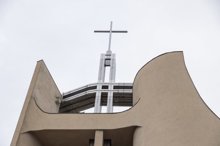 Kości&oacute;ł pw. Tr&oacute;jcy Świętej powstał na przebudowie budynku mieszkalnego. Starania o wzniesienie świątyni trwały kilkanaście lat. Projekt zrealizowano w latach 1979-1987.&nbsp;