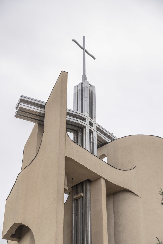 Kości&oacute;ł pw. Tr&oacute;jcy Świętej powstał na przebudowie budynku mieszkalnego. Starania o wzniesienie świątyni trwały kilkanaście lat. Projekt zrealizowano w latach 1979-1987. Bryła budowli jest zwarta, o zaokrąglonych narożach i tr&oacute;jkątnych aneksach. Dwie ściany zasłaniające dach wznoszą się łukami ku g&oacute;rze, tworząc w miejscu styku wieżę z przeszkleniem, spiętą konstrukcją żelbetową. W dolnej partii elewacji są arkadowe wnęki. W budowli mieści się kości&oacute;ł g&oacute;rny i dolny, zakrystia, pomieszczenia pomocnicze i księgarnia.