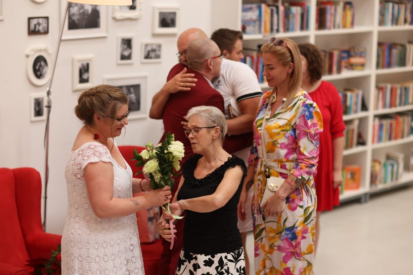 Agnieszka Gil i Piotr Gawałko ślubowali sobie miłość w bibliotece