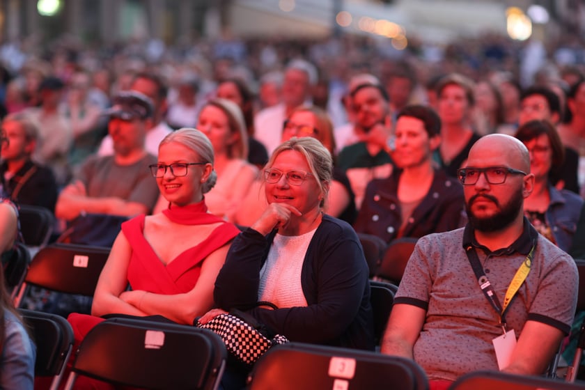 Spektakl "75, czyli powojenna historia Wrocławia" na scenie w Rynku