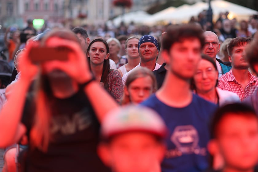 Spektakl "75, czyli powojenna historia Wrocławia" na scenie w Rynku
