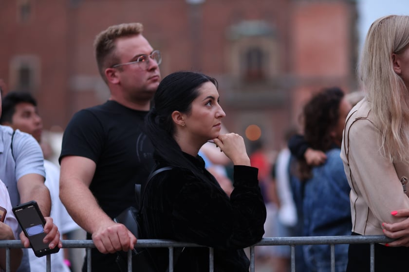 Spektakl "75, czyli powojenna historia Wrocławia" na scenie w Rynku