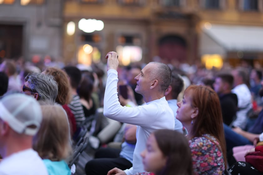 Spektakl "75, czyli powojenna historia Wrocławia" na scenie w Rynku