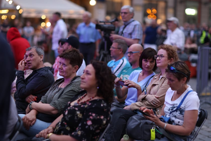 Spektakl "75, czyli powojenna historia Wrocławia" na scenie w Rynku