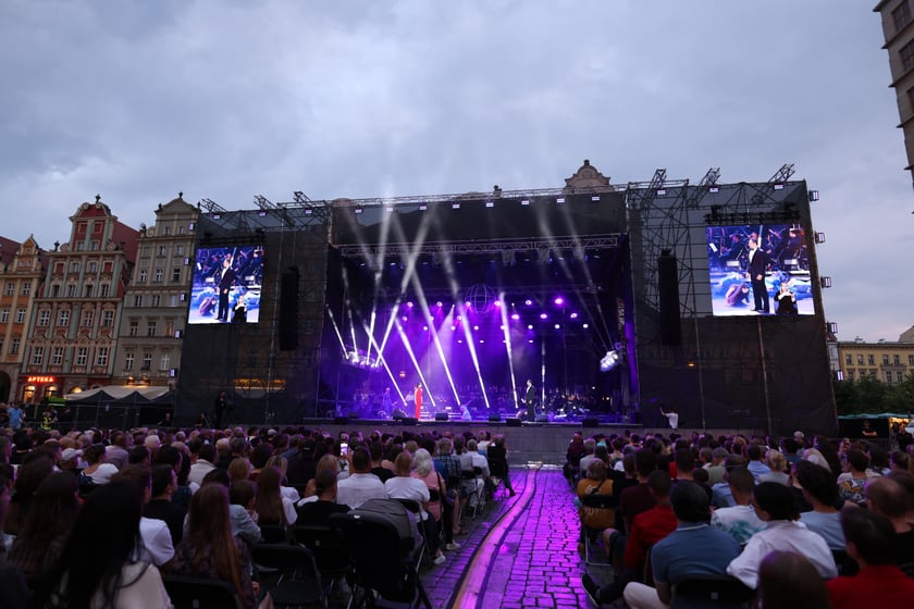 Spektakl "75, czyli powojenna historia Wrocławia" na scenie w Rynku