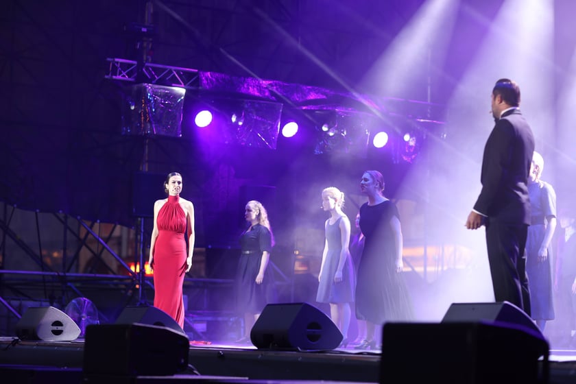 Spektakl "75, czyli powojenna historia Wrocławia" na scenie w Rynku