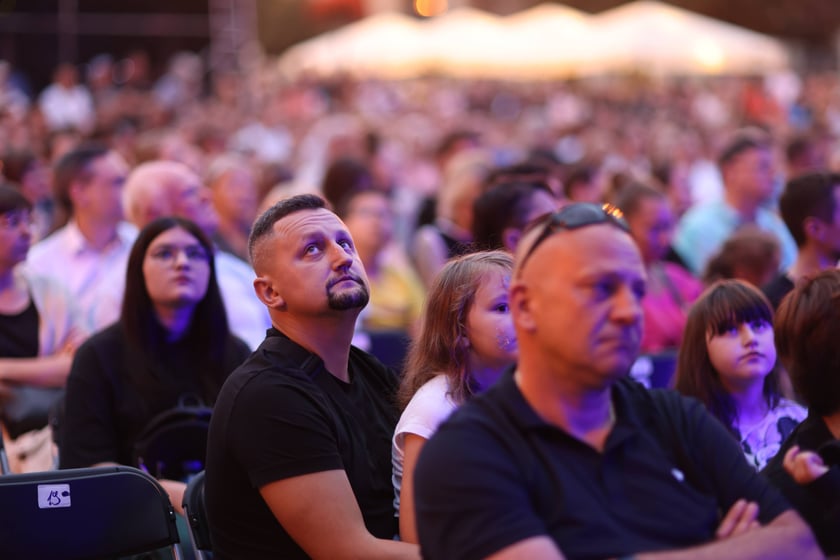 Spektakl "75, czyli powojenna historia Wrocławia" na scenie w Rynku