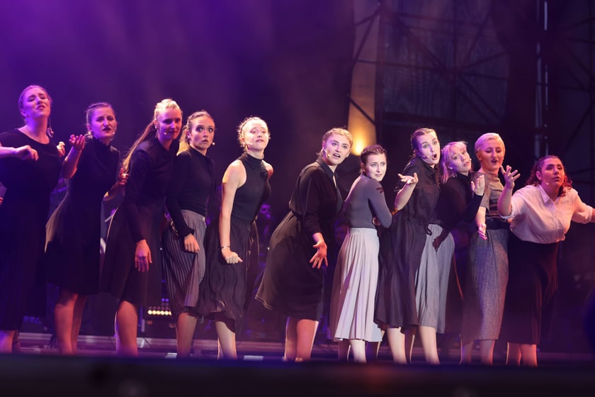 Spektakl "75, czyli powojenna historia Wrocławia" na scenie w Rynku