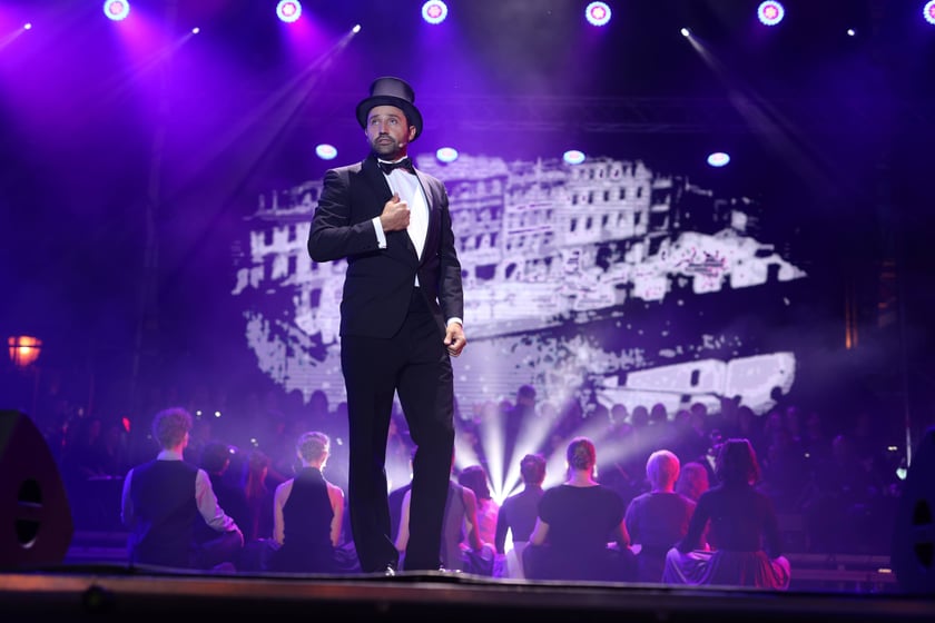 Spektakl "75, czyli powojenna historia Wrocławia" na scenie w Rynku