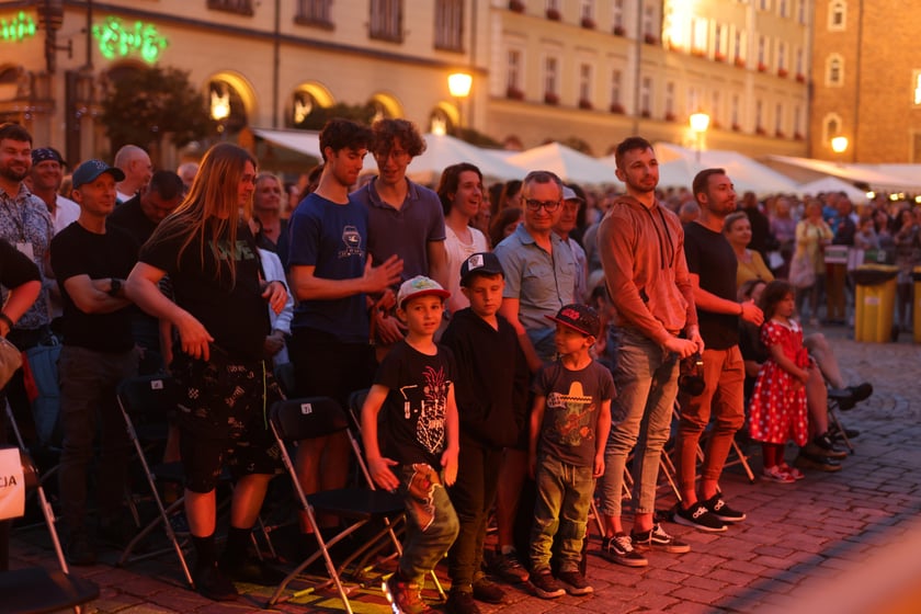 Spektakl "75, czyli powojenna historia Wrocławia" na scenie w Rynku