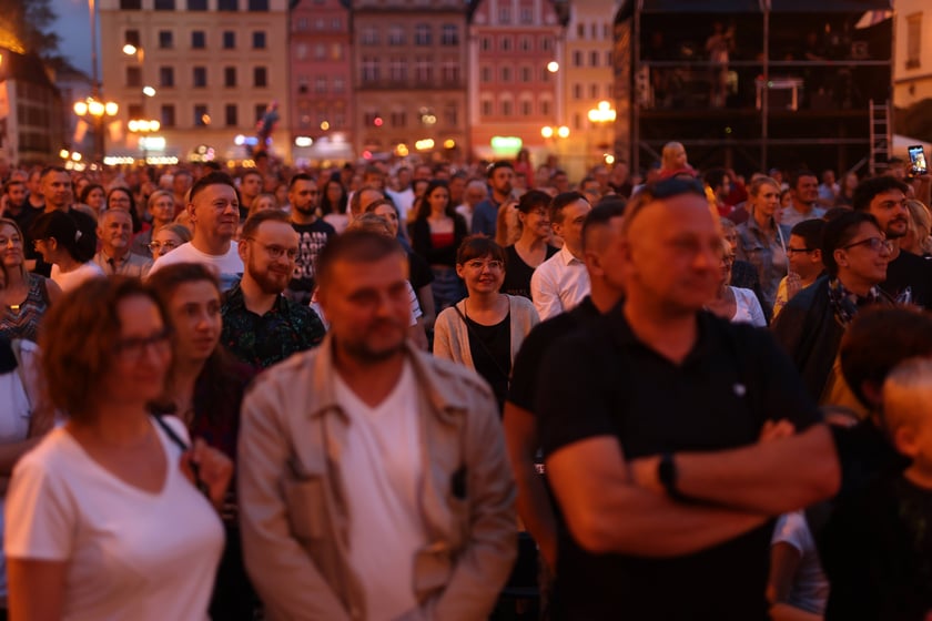 Spektakl "75, czyli powojenna historia Wrocławia" na scenie w Rynku