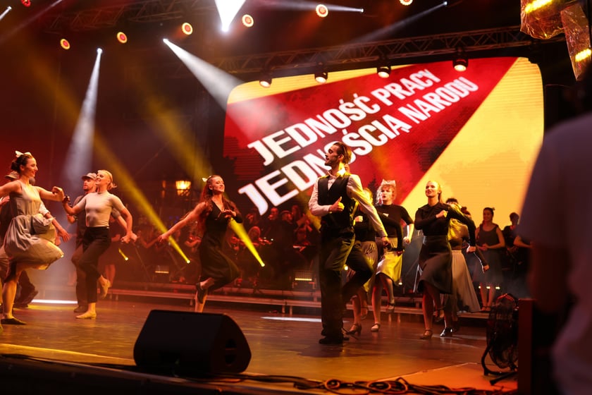 Spektakl "75, czyli powojenna historia Wrocławia" na scenie w Rynku