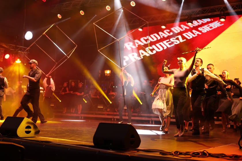 Spektakl "75, czyli powojenna historia Wrocławia" na scenie w Rynku