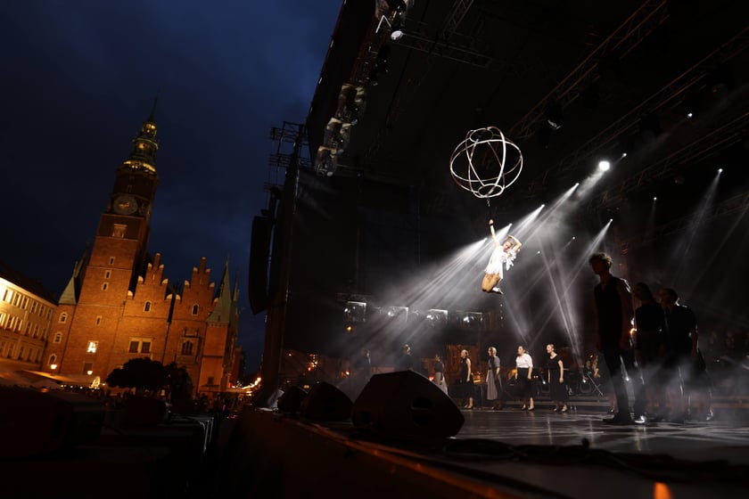 Spektakl "75, czyli powojenna historia Wrocławia" na scenie w Rynku