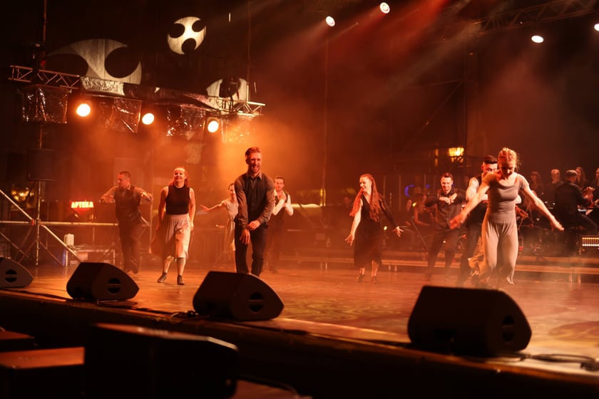 Spektakl "75, czyli powojenna historia Wrocławia" na scenie w Rynku