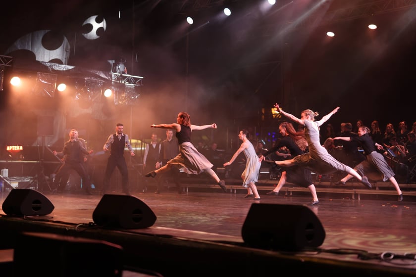 Spektakl "75, czyli powojenna historia Wrocławia" na scenie w Rynku