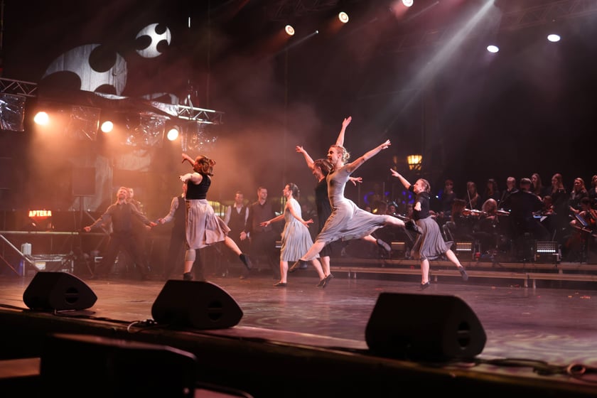 Spektakl "75, czyli powojenna historia Wrocławia" na scenie w Rynku