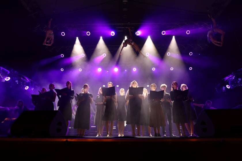 Spektakl "75, czyli powojenna historia Wrocławia" na scenie w Rynku