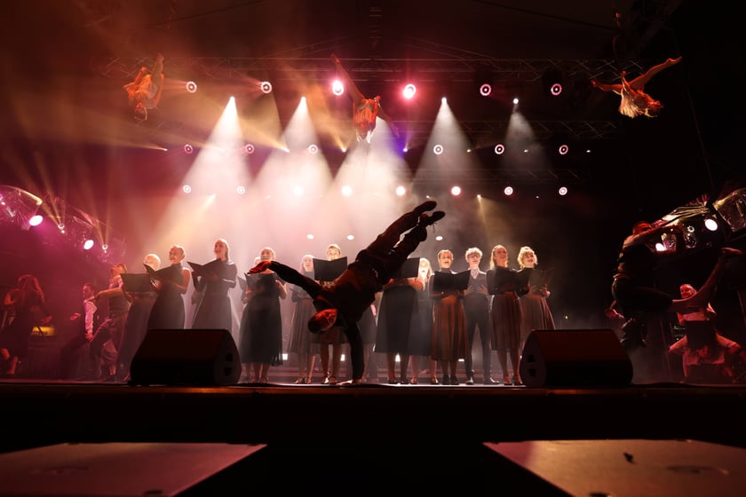 Spektakl "75, czyli powojenna historia Wrocławia" na scenie w Rynku